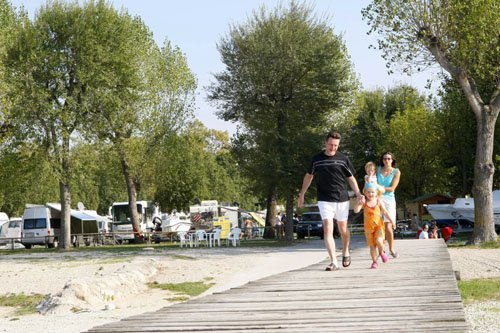 Familie im Campingurlaub